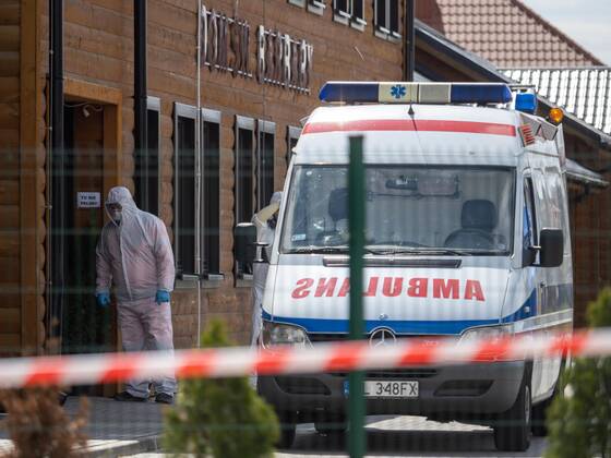 KLESZCZOW 22.04.2020 DOM POMOCY SPOLECZNEJ IM SWIETEJ BARBARY W KLESZCZOWIE ZOSTAL DZISIAJ EWAKUOWANY . 60 OSOB PRZEWIEZIONO DO SZPITALI , 55 ZARAZONYCH , 5 PODEJRZANYCH ZAKAZENIEM COVID19 . FOT MIKOLAJ ZACHAROW NEWSPIX --- Newspix.pl Evacatuation of nursing home care in Kleszczow. 55 patients are infected with Covid19.  P4220305