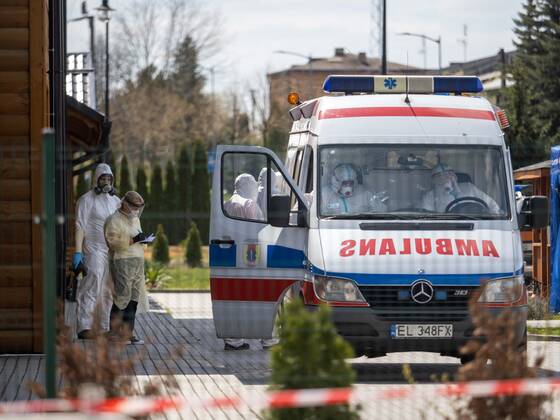 KLESZCZOW 22.04.2020 DOM POMOCY SPOLECZNEJ IM SWIETEJ BARBARY W KLESZCZOWIE ZOSTAL DZISIAJ EWAKUOWANY . 60 OSOB PRZEWIEZIONO DO SZPITALI , 55 ZARAZONYCH , 5 PODEJRZANYCH ZAKAZENIEM COVID19 . FOT MIKOLAJ ZACHAROW NEWSPIX --- Newspix.pl Evacatuation of nursing home care in Kleszczow. 55 patients are infected with Covid19.  P4220315