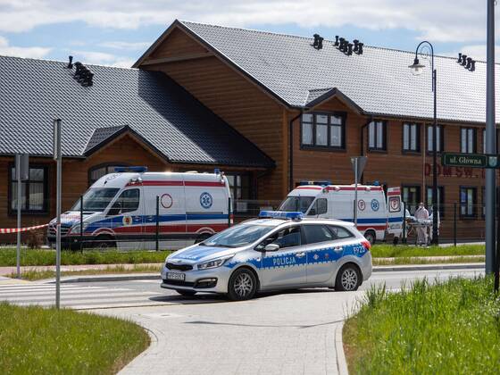KLESZCZOW 22.04.2020 DOM POMOCY SPOLECZNEJ IM SWIETEJ BARBARY W KLESZCZOWIE ZOSTAL DZISIAJ EWAKUOWANY . 60 OSOB PRZEWIEZIONO DO SZPITALI , 55 ZARAZONYCH , 5 PODEJRZANYCH ZAKAZENIEM COVID19 . FOT MIKOLAJ ZACHAROW NEWSPIX --- Newspix.pl Evacatuation of nursing home care in Kleszczow. 55 patients are infected with Covid19.  P4220329