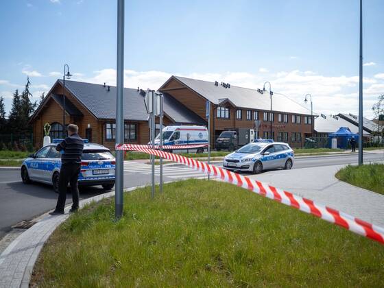 KLESZCZOW 22.04.2020 DOM POMOCY SPOLECZNEJ IM SWIETEJ BARBARY W KLESZCZOWIE ZOSTAL DZISIAJ EWAKUOWANY . 60 OSOB PRZEWIEZIONO DO SZPITALI , 55 ZARAZONYCH , 5 PODEJRZANYCH ZAKAZENIEM COVID19 . FOT MIKOLAJ ZACHAROW NEWSPIX --- Newspix.pl Evacatuation of nursing home care in Kleszczow. 55 patients are infected with Covid19.  P4220373