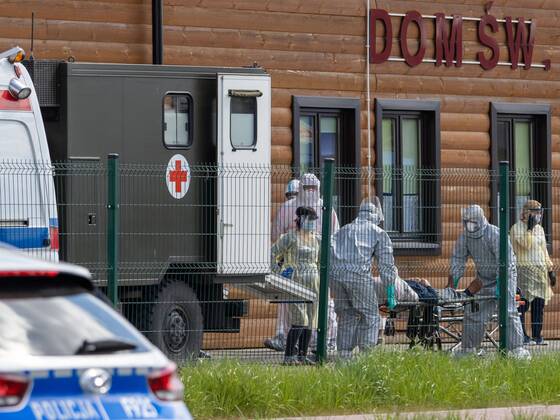 KLESZCZOW 22.04.2020 DOM POMOCY SPOLECZNEJ IM SWIETEJ BARBARY W KLESZCZOWIE ZOSTAL DZISIAJ EWAKUOWANY . 60 OSOB PRZEWIEZIONO DO SZPITALI , 55 ZARAZONYCH , 5 PODEJRZANYCH ZAKAZENIEM COVID19 . FOT MIKOLAJ ZACHAROW NEWSPIX --- Newspix.pl Evacatuation of nursing home care in Kleszczow. 55 patients are infected with Covid19.  P4220473