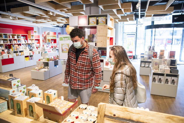 Filiale von Hugendubel wieder geoffnet in Berlin am 22. April 2020. Ab heute koennen in Berlin laeden unter 800 qm, Buchhandlucngen und Autosalons wieder oeffnen mit Einhanltung von Hygiene und Distanzvorschriften. Coronavirus in Berlin