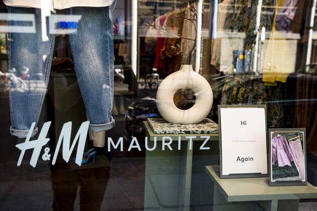 Vitrine von H&M mit Schrift Hi, lovely to have you back again in Berlin am 22. April 2020. Ab heute koennen in Berlin laeden unter 800 qm, Buchhandlucngen und Autosalons wieder oeffnen mit Einhanltung von Hygiene und Distanzvorschriften. Coronavirus in Berlin