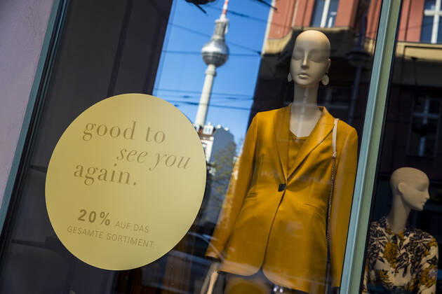 Vitrine mit vielen Mannequin und Schrift Good to see you again in Berlin am 22. April 2020. Ab heute koennen in Berlin laeden unter 800 qm, Buchhandlucngen und Autosalons wieder oeffnen mit Einhanltung von Hygiene und Distanzvorschriften. Coronavirus in Berlin