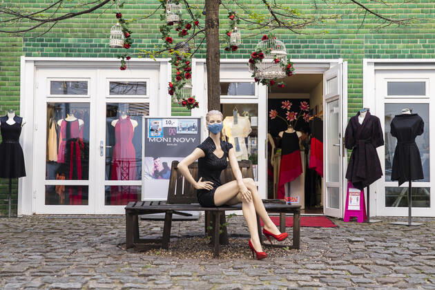 Mannequin mit Mundschutzmaske in Berlin am 22. April 2020. Ab heute koennen in Berlin laeden unter 800 qm, Buchhandlucngen und Autosalons wieder oeffnen mit Einhanltung von Hygiene und Distanzvorschriften. Coronavirus in Berlin