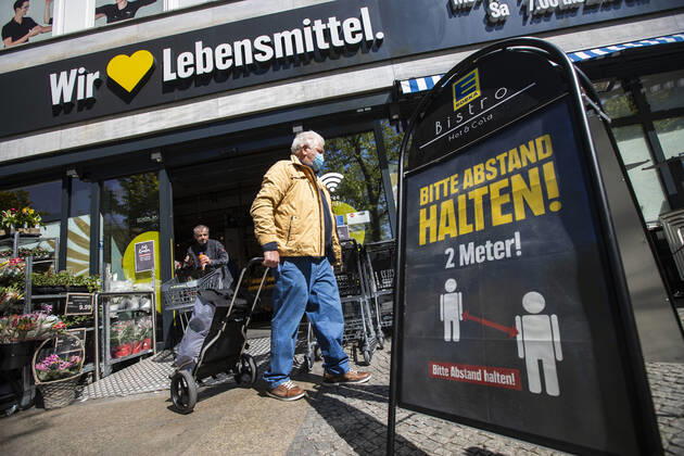 Menschen mit Mundschutzmaske vor einer Filiale von Edeka in Berlin am 22. April 2020. Ab heute koennen in Berlin laeden unter 800 qm, Buchhandlucngen und Autosalons wieder oeffnen mit Einhanltung von Hygiene und Distanzvorschriften. Coronavirus in Berlin