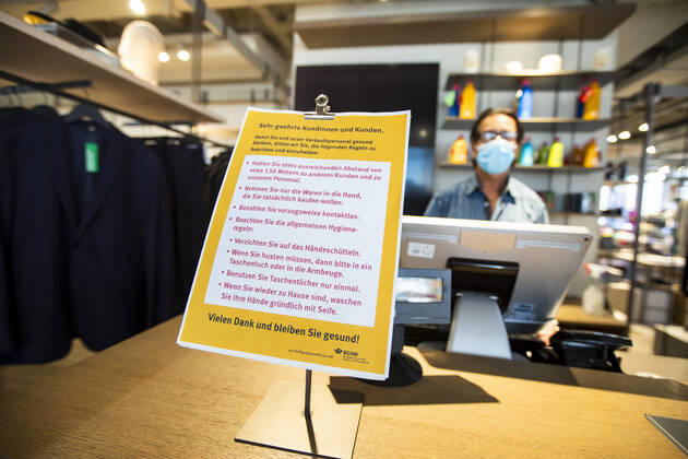 Filiale von Benetton mit Vorkehrungen fuer die Einhaltung von Abstand und Hygienemassnahmen in Berlin am 22. April 2020. Ab heute koennen in Berlin laeden unter 800 qm, Buchhandlucngen und Autosalons wieder oeffnen mit Einhanltung von Hygiene und Distanzvorschriften. Coronavirus in Berlin
