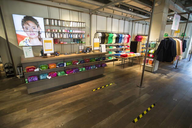Filiale von Benetton mit Vorkehrungen fuer die Einhaltung von Abstand und Hygienemassnahmen in Berlin am 22. April 2020. Ab heute koennen in Berlin laeden unter 800 qm, Buchhandlucngen und Autosalons wieder oeffnen mit Einhanltung von Hygiene und Distanzvorschriften. Coronavirus in Berlin