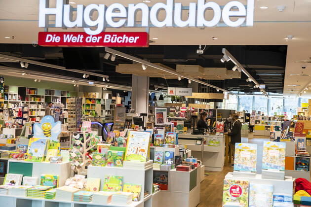 Filiale von Hugendubel wieder geoffnet in Berlin am 22. April 2020. Ab heute koennen in Berlin laeden unter 800 qm, Buchhandlucngen und Autosalons wieder oeffnen mit Einhanltung von Hygiene und Distanzvorschriften. Coronavirus in Berlin