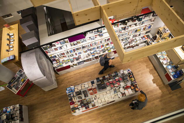 Filiale von Hugendubel wieder geoffnet in Berlin am 22. April 2020. Ab heute koennen in Berlin laeden unter 800 qm, Buchhandlucngen und Autosalons wieder oeffnen mit Einhanltung von Hygiene und Distanzvorschriften. Coronavirus in Berlin