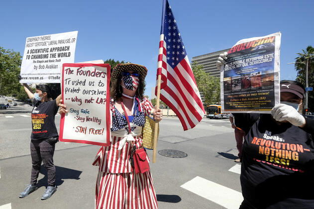 April 22, 2020, Los Angeles, California, U.S: Demonstrators wearing face masks argue opposing views during a vehicle caravan protest to call on state and local officials to re-open the economy during the coronavirus disease outbreak in downtown Los Angeles, Wednesday April 22, 2020. Los Angeles U.S. - ZUMAc68_ 20200422_zaf_c68_047 Copyright: xRingoxChiux