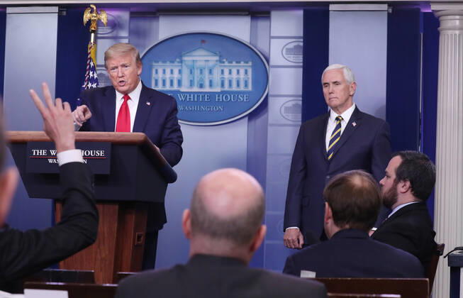 News Bilder des Tages April 22, 2020, Washington, District of Columbia, USA: US President Donald J. Trump (L) and US Vice President Mike Pence (R) are joined by members of the Coronavirus Task Force, delivers remarks on the COVID-19 pandemic in the James S. Brady Press Briefing Room of the White House in Washington, DC, USA, 22 April 2020 Washington USA - ZUMAs152 20200422_zaa_s152_049 Copyright: xMichaelxReynoldsx