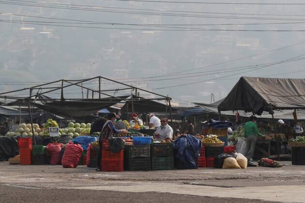 General view of a market covered by smoke caused by forest fires in the hills near Tegucigalpa, Honduras, 22 April 2020. Honduran President Juan Orlando Hernandez said Wednesday that the coronavirus arrived in Honduras to stay , so citizens will have to learn to live with the disease as long as there is no vaccine. The Honduran government decreed a curfew in mid-March and declared a health emergency to try to stop the expansion of COVID-19. Population will have to learn to live with COVID-19, says Honduran President !ACHTUNG: NUR REDAKTIONELLE NUTZUNG!  Copyright: xGustavoxAmadorx AME4988 20200423-637232152012654117
