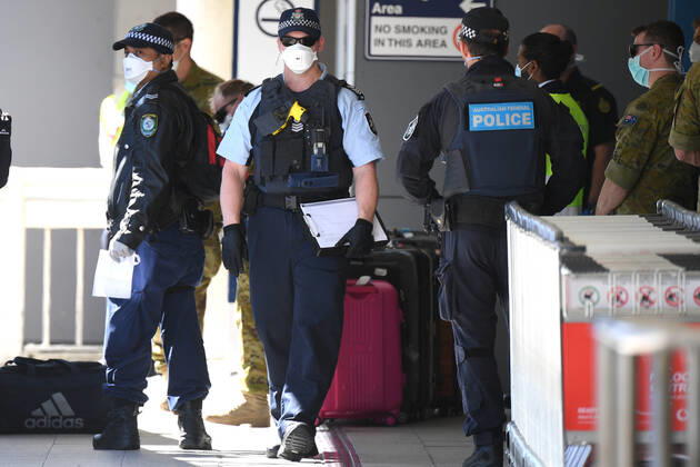 RUBY PRINCESS DEPARTURE, Australian Federal Police, NSW Police and Australian Defence Force personnel assist as crew from the Ruby Princess cruise ship are seen arriving at Sydney International Airport in Sydney, Thursday, April 23, 2020. The Ruby Princess cruise ship has been told to leave Australia by Thursday, as an inquiry begins. ( NO ARCHIVING, EDITORIAL USE ONLY, NO USE IN BOOKS WITHOUT CONSENT SYDNEY NSW AUSTRALIA  Copyright: xDANxHIMBRECHTSx 20200423001464855137