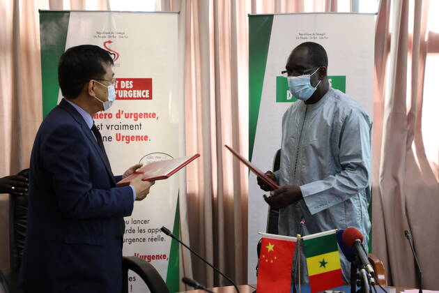 (200423) -- DAKAR, April 23, 2020 (Xinhua) -- Chinese Ambassador to Senegal Zhang Xun (L) and Senegalese Minister of Health and Social Action Abdoulaye Diouf Sarr exchange reception documents in Dakar, Senegal, on April 22, 2020. The second batch of medical aids offered by Chinese government to Senegal was received Wednesday by Senegalese Minister of Health and Social Action Abdoulaye Diouf Sarr in Dakar. (Photo by Eddy Peters Xinhua) SENEGAL-MEDICAL AIDS-CHINA 