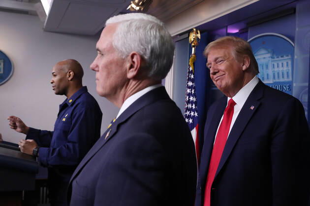 News Bilder des Tages April 22, 2020, Washington, District of Columbia, USA: US President Donald J. Trump (R) and US Vice President Mike Pence (C) listen as US Surgeon General Jerome Adams (L) and members of the Coronavirus Task Force to deliver remarks on the COVID-19 pandemic in the James S. Brady Press Briefing Room of the White House in Washington, DC, USA, 22 April 2020 Washington USA - ZUMAs152 20200422_zaa_s152_090 Copyright: xMichaelxReynoldsx