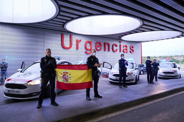 April 22, 2020, Mostoles, Spain: Police officers applaud during a Tribute to the essential health care workers at Rey Juan Carlos Hospital in Mostoles..Since the start of the coronavirus outbreak and the state of alarm decreed by the Spanish government, people at 8pm as a tribute applaud the health personnel who return the applause from the different hospitals together with the police and members of civil protection. Mostoles Spain - ZUMAs197 20200422_zaa_s197_218 Copyright: xLeganxP.xMacex