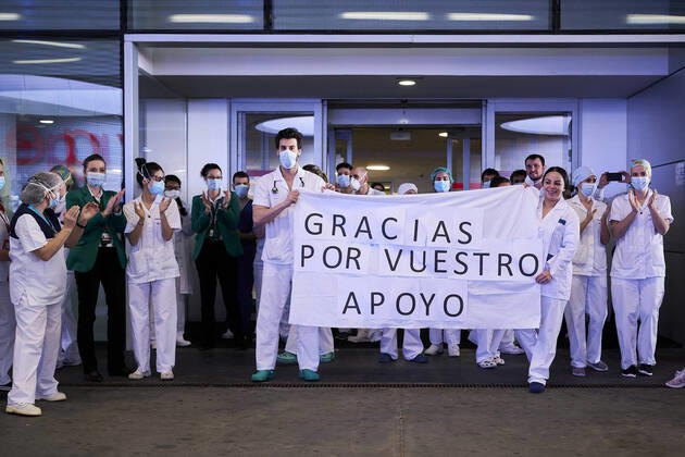 April 22, 2020, Mostoles, Spain: Hospital workers returning the applause during a tribute at Rey Juan Carlos Hospital..Since the start of the coronavirus outbreak and the state of alarm decreed by the Spanish government, people at 8pm as a tribute applaud the health personnel who return the applause from the different hospitals together with the police and members of civil protection. Mostoles Spain - ZUMAs197 20200422_zaa_s197_219 Copyright: xLeganxP.xMacex