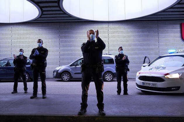 April 22, 2020, Mostoles, Spain: Police officers applaud during a Tribute to the essential health care workers at Rey Juan Carlos Hospital in Mostoles..Since the start of the coronavirus outbreak and the state of alarm decreed by the Spanish government, people at 8pm as a tribute applaud the health personnel who return the applause from the different hospitals together with the police and members of civil protection. Mostoles Spain - ZUMAs197 20200422_zaa_s197_220 Copyright: xLeganxP.xMacex