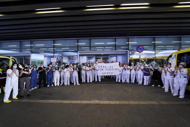 April 22, 2020, Mostoles, Spain: Hospital workers returning the applause during a tribute at Rey Juan Carlos Hospital..Since the start of the coronavirus outbreak and the state of alarm decreed by the Spanish government, people at 8pm as a tribute applaud the health personnel who return the applause from the different hospitals together with the police and members of civil protection. Mostoles Spain - ZUMAs197 20200422_zaa_s197_222 Copyright: xLeganxP.xMacex