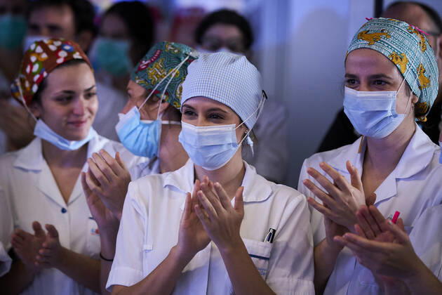 April 22, 2020, Mostoles, Spain: Hospital workers returning the applause during a tribute at Rey Juan Carlos Hospital..Since the start of the coronavirus outbreak and the state of alarm decreed by the Spanish government, people at 8pm as a tribute applaud the health personnel who return the applause from the different hospitals together with the police and members of civil protection. Mostoles Spain - ZUMAs197 20200422_zaa_s197_223 Copyright: xLeganxP.xMacex