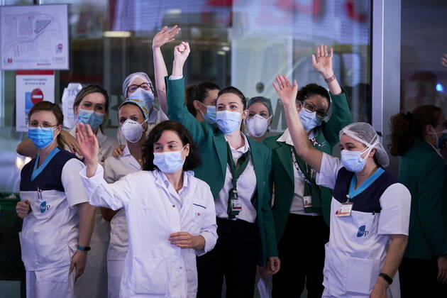 April 22, 2020, Mostoles, Spain: Hospital workers cheer during a tribute at Rey Juan Carlos Hospital..Since the start of the coronavirus outbreak and the state of alarm decreed by the Spanish government, people at 8pm as a tribute applaud the health personnel who return the applause from the different hospitals together with the police and members of civil protection. Mostoles Spain - ZUMAs197 20200422_zaa_s197_227 Copyright: xLeganxP.xMacex