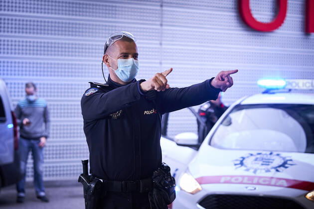 April 22, 2020, Mostoles, Spain: A police officer applauds during a Tribute to the essential health care workers at Rey Juan Carlos Hospital in Mostoles..Since the start of the coronavirus outbreak and the state of alarm decreed by the Spanish government, people at 8pm as a tribute applaud the health personnel who return the applause from the different hospitals together with the police and members of civil protection. Mostoles Spain - ZUMAs197 20200422_zaa_s197_228 Copyright: xLeganxP.xMacex