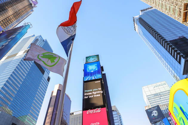 April 22, 2020, New York, New York, United States: Atmosphere in Times Square in Manhattan in New York City in the United States. Led panels pay homage to health professionals. New York City is the epicenter of the Coronavirus pandemic New York United States - ZUMAv122 20200422_zap_v122_035 Copyright: xWilliamxVolcovx