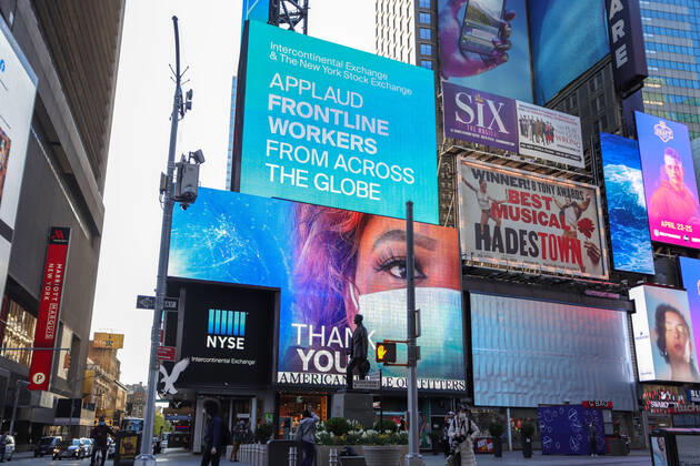 April 22, 2020, New York, New York, United States: Atmosphere in Times Square in Manhattan in New York City in the United States. Led panels pay homage to health professionals. New York City is the epicenter of the Coronavirus pandemic New York United States - ZUMAv122 20200422_zap_v122_060 Copyright: xWilliamxVolcovx