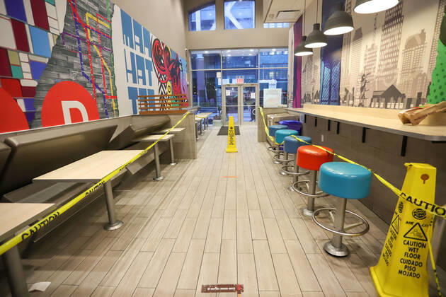 April 22, 2020, New York, New York, United States: Snack tables and chairs are isolated, only the pick-up service is allowed in Manhattan in New York City in the United States. New York City is the epicenter of the Coronavirus pandemic New York United States - ZUMAv122 20200422_zap_v122_093 Copyright: xWilliamxVolcovx