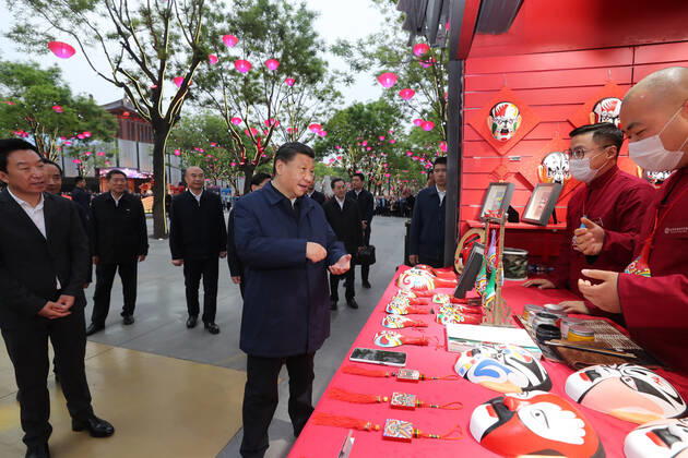(200423) -- XI AN, April 23, 2020 -- Chinese President Xi Jinping, also general secretary of the Communist Party of China Central Committee and chairman of the Central Military Commission, visits a commercial street to learn about the reopening of business in Xi an, capital of northwest China s Shaanxi Province, April 22, 2020. Xi on Wednesday inspected the city of Xi an during his trip to northwest China s Shaanxi Province. ) CHINA-SHAANXI-XI AN-XI JINPING-INSPECTION (CN) JuxPeng 