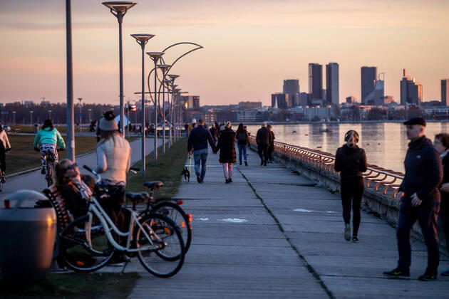 Tallinn, 22.04.2020 People enjoy the sunset on Pirita. The sun sets in the sea. FOTO:SANDER ILVEST POSTIMEES TALLINN HARJUMAA ESTONIA  Copyright: xSANDERxILVESTx