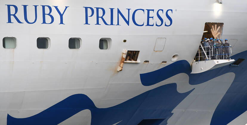 News Bilder des Tages RUBY PRINCESS DEPARTURE, Crew onboard the Ruby Princess cruise ship wave to residents as it departs Port Kembla in Wollongong, New South Wales, Thursday, April 23, 2020. The Ruby Princess cruise ship has been told to leave Australia by Thursday. ( NO ARCHIVING, EDITORIAL USE ONLY, NO USE IN BOOKS WITHOUT CONSENT SYDNEY NSW AUSTRALIA  Copyright: xDEANxLEWINSx 20200423001464869895