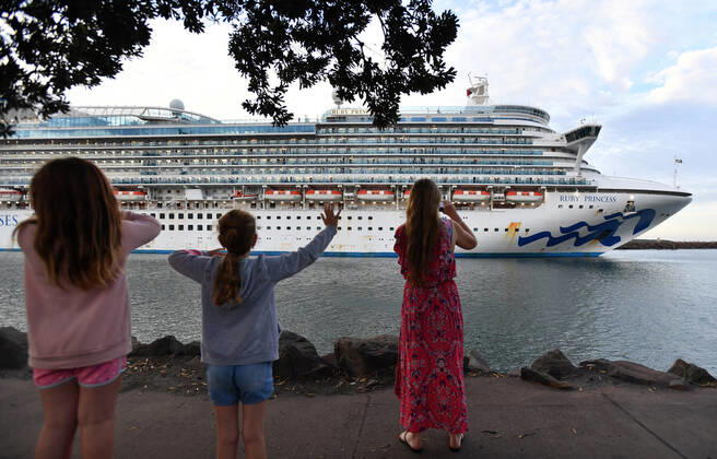 RUBY PRINCESS DEPARTURE, Residents wave farewell to crew onboard the Ruby Princess cruise ship as it departs Port Kembla in Wollongong, New South Wales, Thursday, April 23, 2020. The Ruby Princess cruise ship has been told to leave Australia by Thursday. ( NO ARCHIVING, EDITORIAL USE ONLY, NO USE IN BOOKS WITHOUT CONSENT SYDNEY NSW AUSTRALIA  Copyright: xDEANxLEWINSx 20200423001464869976