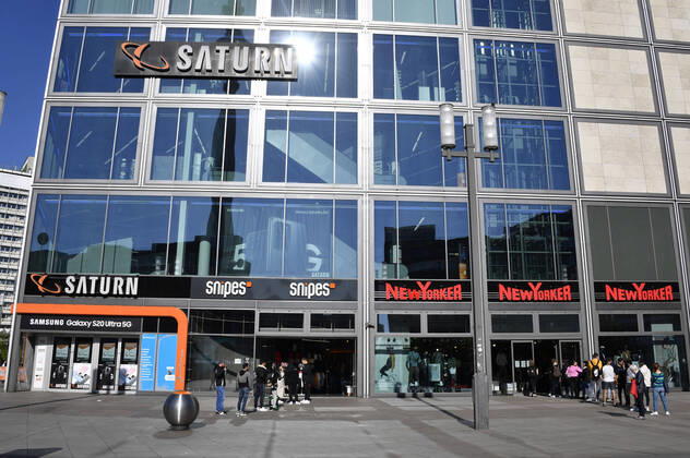 Die ersten Läden am Alexanderplatz haben nach der Corona-Zwangspause wieder geöffnet. Nur mit dem Mindestabstand scheint es noch nicht so richtig zu klappen. Berlin, 22.04.2020