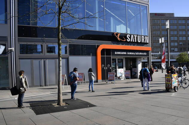 Die ersten Läden am Alexanderplatz haben nach der Corona-Zwangspause wieder geöffnet. Nur mit dem Mindestabstand scheint es noch nicht so richtig zu klappen. Berlin, 22.04.2020