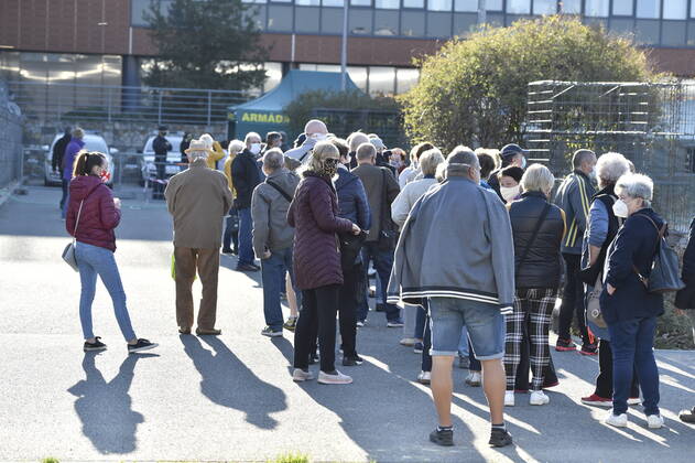 People waiting queue to take a sample for a covid-19 test, on April 23, 2020, in Brno, Czech Republic. Across-the-board testing of population for new coronavirus began today. Test points open in Prague at 10:00, in Brno and Litomerice at 8:00. The goal is to find out the presence of coronavirus in Czech population. (CTKxPhoto VaclavxSalek) CTKPhotoP202004230155401 _SAL8161