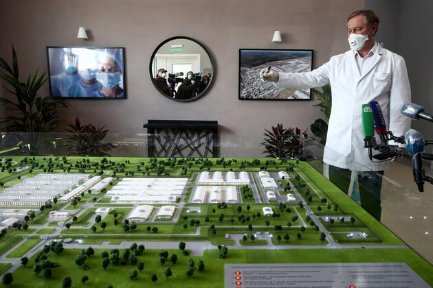 News Bilder des Tages MOSCOW, RUSSIA - APRIL 23, 2020: Demikhov city hospital No 68 Chief Physician shows a scale model of an 800-bed infectious disease centre in the village of Voronovskoye; the hospital for COVID-19 patients was built within a month using pre-fabricated structures; after the COVID-19 pandemic, the centre will deal with all types of infectious diseases. Valery Sharifulin TASS  TS0D6C51