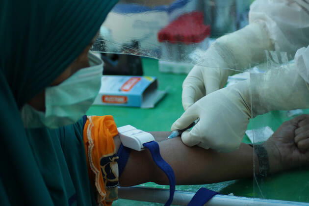 Coronavirus in Indonesien, Eindrücke aus Makasar Indonesia: Rapid Test for Covid-19 Health workers from the Community Health Center took blood samples for a rapid test to determine the spread of the Covid-19 outbreak. The Indonesian government reports that the number of people infected with Covid-19 has reached 7,418 people. Makassar South Sulawesi Indonesia Copyright: HerwinxBahar
