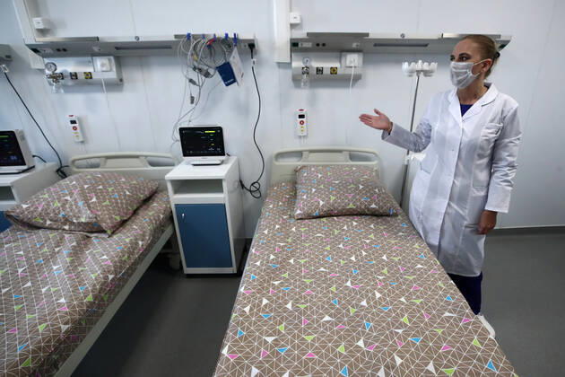 MOSCOW, RUSSIA - APRIL 23, 2020: A medical worker shows an in-patient ward at Demikhov city hospital No 68 for coronavirus patients; a new 800-bed infectious disease centre in the village of Voronovskoye was built within a month using pre-fabricated structures; after the COVID-19 pandemic, the centre will deal with all types of infectious diseases. Valery Sharifulin TASS  TS0D6C6A