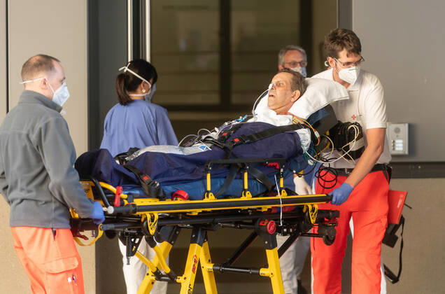 Französischer Corona-Patient genesen Ein Corona-Patient, ein 52 Jahre alter Franzose, der am Nachmittag des 2. April aus dem Elsass nach Dresden geflogen wurde, hat an diesem Mittwoch das Universitätsklinikum Dresden verlassen. Er wurde mit einem Learjet der Deutschen Luftrettung DLR vom Flughafen Dresden in seine Heimat geflogen. Dort muss er nun eine Reha absolvieren. ¨
