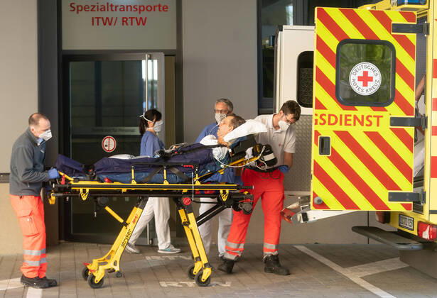 Französischer Corona-Patient genesen Ein Corona-Patient, ein 52 Jahre alter Franzose, der am Nachmittag des 2. April aus dem Elsass nach Dresden geflogen wurde, hat an diesem Mittwoch das Universitätsklinikum Dresden verlassen. Er wurde mit einem Learjet der Deutschen Luftrettung DLR vom Flughafen Dresden in seine Heimat geflogen. Dort muss er nun eine Reha absolvieren. ¨