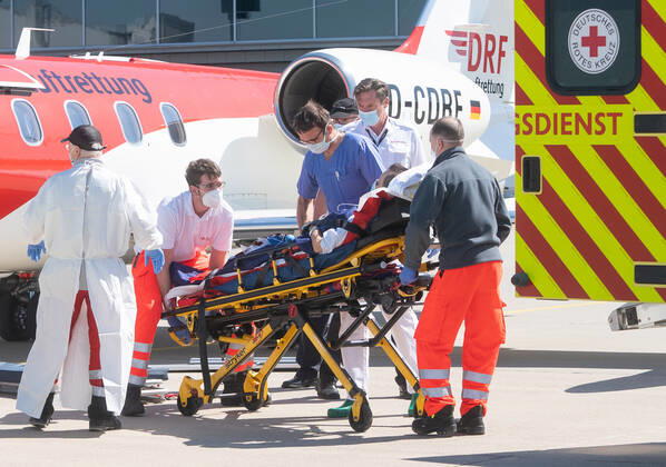 Französischer Corona-Patient genesen Ein Corona-Patient, ein 52 Jahre alter Franzose, der am Nachmittag des 2. April aus dem Elsass nach Dresden geflogen wurde, hat an diesem Mittwoch das Universitätsklinikum verlassen. Er wurde mit einem Learjet der Deutschen Luftrettung DLR vom Flughafen Dresden in seine Heimat geflogen. Dort muss er nun eine Reha absolvieren. ¨