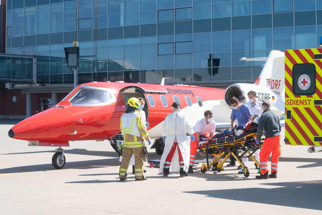 Französischer Corona-Patient genesen Ein Corona-Patient, ein 52 Jahre alter Franzose, der am Nachmittag des 2. April aus dem Elsass nach Dresden geflogen wurde, hat an diesem Mittwoch das Universitätsklinikum verlassen. Er wurde mit einem Learjet der Deutschen Luftrettung DLR vom Flughafen Dresden in seine Heimat geflogen. Dort muss er nun eine Reha absolvieren. ¨