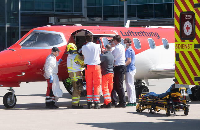 Französischer Corona-Patient genesen Ein Corona-Patient, ein 52 Jahre alter Franzose, der am Nachmittag des 2. April aus dem Elsass nach Dresden geflogen wurde, hat an diesem Mittwoch das Universitätsklinikum verlassen. Er wurde mit einem Learjet der Deutschen Luftrettung DLR vom Flughafen Dresden in seine Heimat geflogen. Dort muss er nun eine Reha absolvieren. ¨
