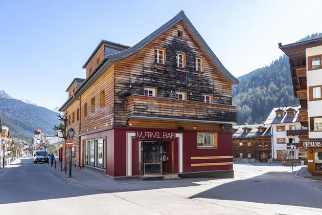 St. Anton 23.04.2020, St. Anton, AUT, Coronaviruskrise, das taegliche Leben in St. Anton am Arlberg. Seit Mitternacht gehoert die Quarantaene, die ueber das Tiroler Paznauntal sowie ueber die Gemeinden St. Anton am Arlberg und Soelden verhaengt war, der Vergangenheit an. Grundlage fuer die Entscheidung war die geringe Zahl an Neuinfektionen in den vergangenen Tagen. im Bild Situation in St. Anton Situation, the Daily Life during the Coronavirus Pandemie in St. Anton am Arlberg. Since midnight, the quarantine that was imposed on the Tyrolean Paznaun Valley and the communities of St. Anton am Arlberg and Soelden has been a thing of the past. The decision was based on the low number of new infections in the past few days. Austria on 2020 04 23.