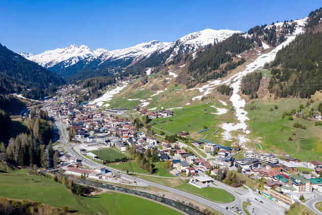 St. Anton 23.04.2020, St. Anton, AUT, Coronaviruskrise, das taegliche Leben in St. Anton am Arlberg. Seit Mitternacht gehoert die Quarantaene, die ueber das Tiroler Paznauntal sowie ueber die Gemeinden St. Anton am Arlberg und Soelden verhaengt war, der Vergangenheit an. Grundlage fuer die Entscheidung war die geringe Zahl an Neuinfektionen in den vergangenen Tagen. im Bild Uebersicht St. Anton a Arial overview of St. Anton am Arlberg. Since midnight, the quarantine that was imposed on the Tyrolean Paznaun Valley and the communities of St. Anton am Arlberg and Soelden has been a thing of the past. The decision was based on the low number of new infections in the past few days. Austria on 2020 04 23.