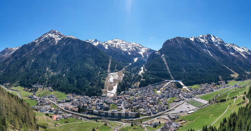 Ischgl 23.04.2020, Ischgl, AUT, Coronaviruskrise, das taegliche Leben in Ischgl. Seit Mitternacht gehoert die Quarantaene, die ueber das Tiroler Paznauntal sowie ueber die Gemeinden St. Anton am Arlberg und Soelden verhaengt war, der Vergangenheit an. Grundlage fuer die Entscheidung war die geringe Zahl an Neuinfektionen in den vergangenen Tagen. Im Bild Uebersicht Ischgl Arial View of Ischgl. Since midnight, the quarantine that was imposed on the Tyrolean Paznaun Valley and the communities of St. Anton am Arlberg and Soelden has been a thing of the past. The decision was based on the low number of new infections in the past few days. Austria on 2020 04 23.