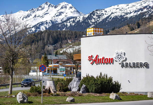 St. Anton 23.04.2020, St. Anton, AUT, Coronaviruskrise, das taegliche Leben in St. Anton am Arlberg. Seit Mitternacht gehoert die Quarantaene, die ueber das Tiroler Paznauntal sowie ueber die Gemeinden St. Anton am Arlberg und Soelden verhaengt war, der Vergangenheit an. Grundlage fuer die Entscheidung war die geringe Zahl an Neuinfektionen in den vergangenen Tagen. im Bild Situation in St. Anton Situation, the Daily Life during the Coronavirus Pandemie in St. Anton am Arlberg. Since midnight, the quarantine that was imposed on the Tyrolean Paznaun Valley and the communities of St. Anton am Arlberg and Soelden has been a thing of the past. The decision was based on the low number of new infections in the past few days. Austria on 2020 04 23.