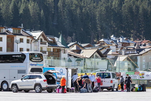 Ischgl 23.04.2020, Ischgl, AUT, Coronaviruskrise, das taegliche Leben in Ischgl. Seit Mitternacht gehoert die Quarantaene, die ueber das Tiroler Paznauntal sowie ueber die Gemeinden St. Anton am Arlberg und Soelden verhaengt war, der Vergangenheit an. Grundlage fuer die Entscheidung war die geringe Zahl an Neuinfektionen in den vergangenen Tagen. Im Bild Abreise der letzten Saisonarbeiter Departure of the last seasonal workers, the Daily Life during the Coronavirus Pandemie in Ischgl. Since midnight, the quarantine that was imposed on the Tyrolean Paznaun Valley and the communities of St. Anton am Arlberg and Soelden has been a thing of the past. The decision was based on the low number of new infections in the past few days. Austria on 2020 04 23.